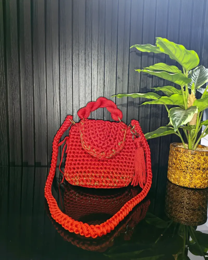 Bolso tejido a mano rojo con flecos - 2
