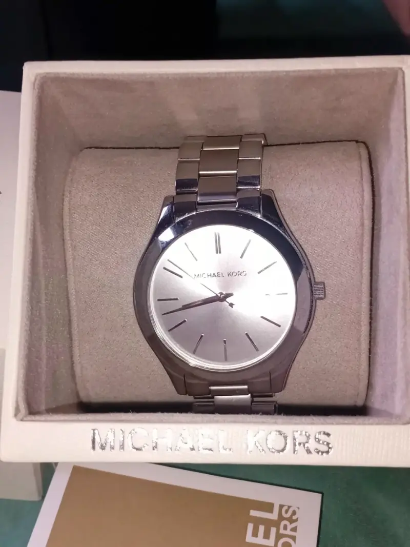 Reloj Michael Kors plateado en caja original - 2