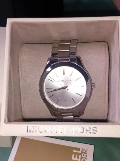 Reloj Michael Kors plateado en caja original - miniatura 2