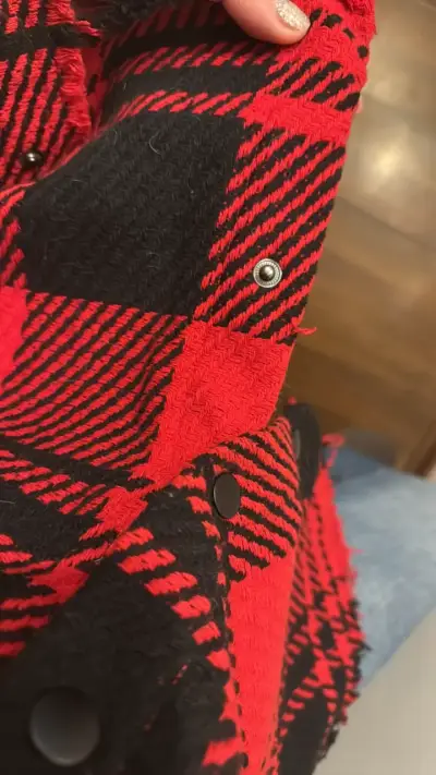 Chaqueta de cuadros roja y negra para mujer - miniatura 3