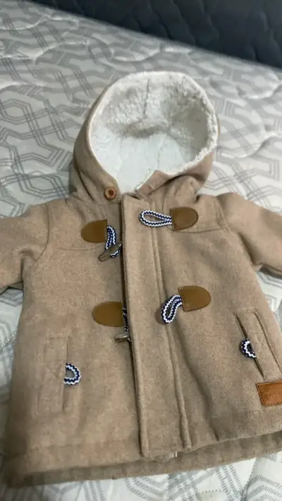 Abrigo de bebé con capucha beige - miniatura 3
