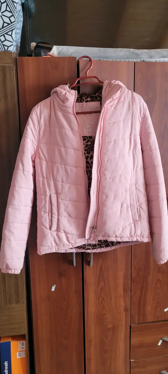 Chaqueta Everlast rosada con capucha
