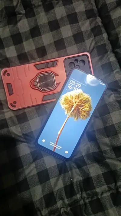 Smartphone con funda protectora roja - miniatura 1