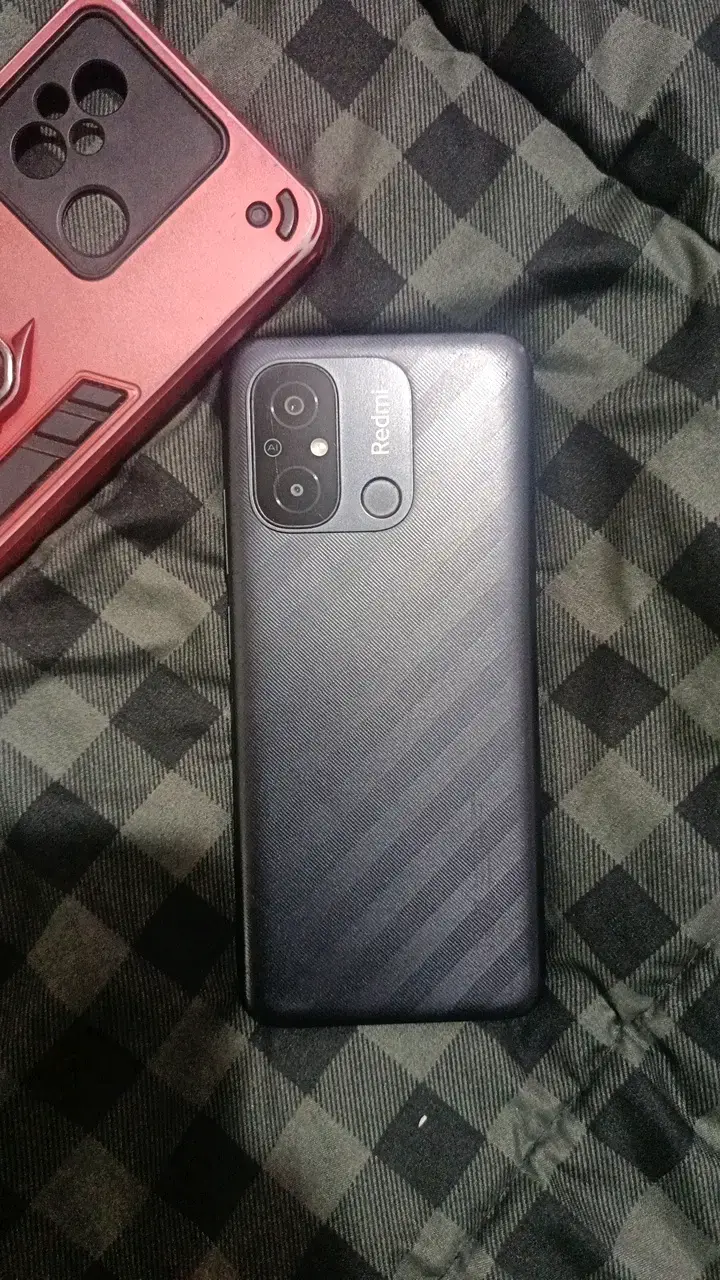 Smartphone con funda protectora roja - 2