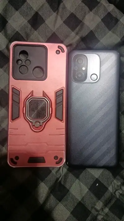Smartphone con funda protectora roja - miniatura 3