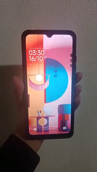 Smartphone con funda protectora roja - miniatura 4