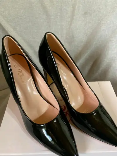 Tacones negros de charol elegantes - miniatura 1