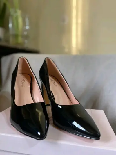 Tacones negros de charol elegantes - miniatura 2