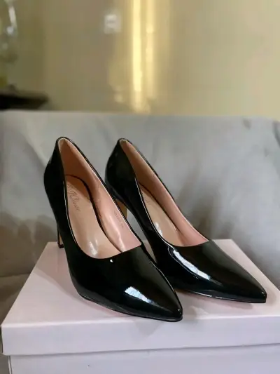 Tacones negros de charol elegantes - miniatura 3