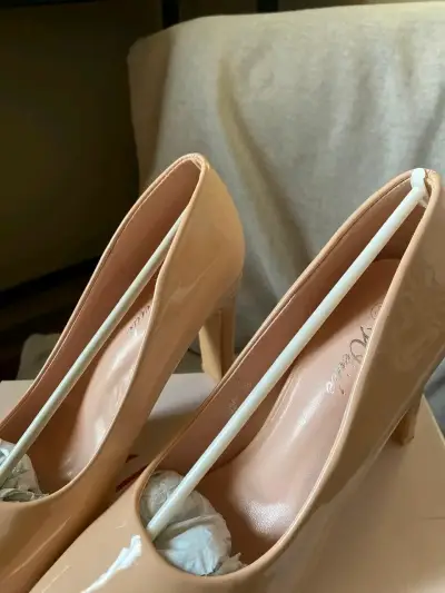 Zapatos de tacón nude charol elegantes - miniatura 1