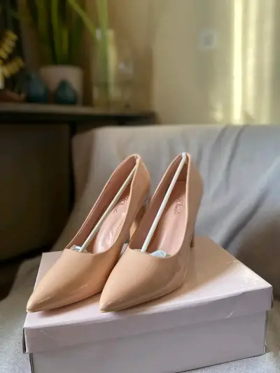 Zapatos de tacón nude charol elegantes - miniatura 3