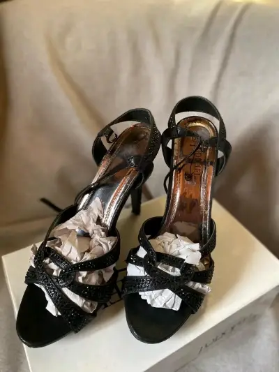 Tacones negros con detalles brillantes - miniatura 1