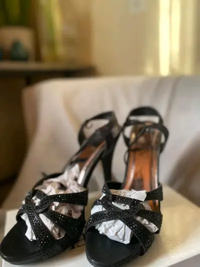Tacones negros con detalles brillantes - miniatura 2