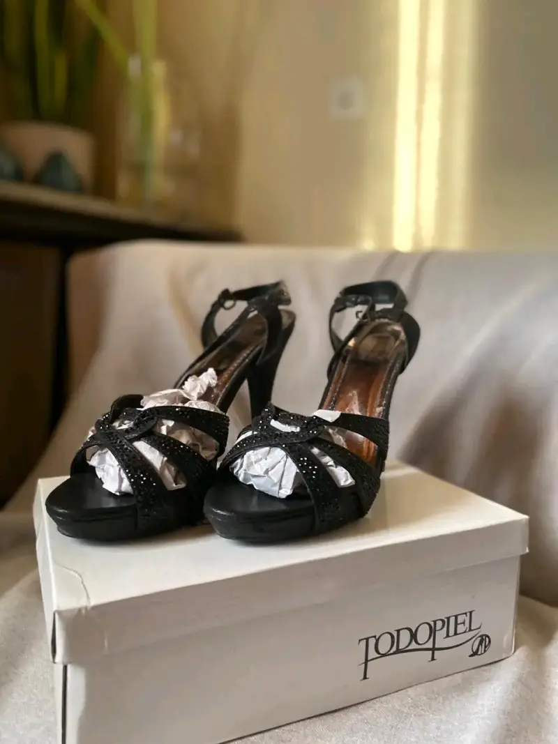 Tacones negros con detalles brillantes - 3