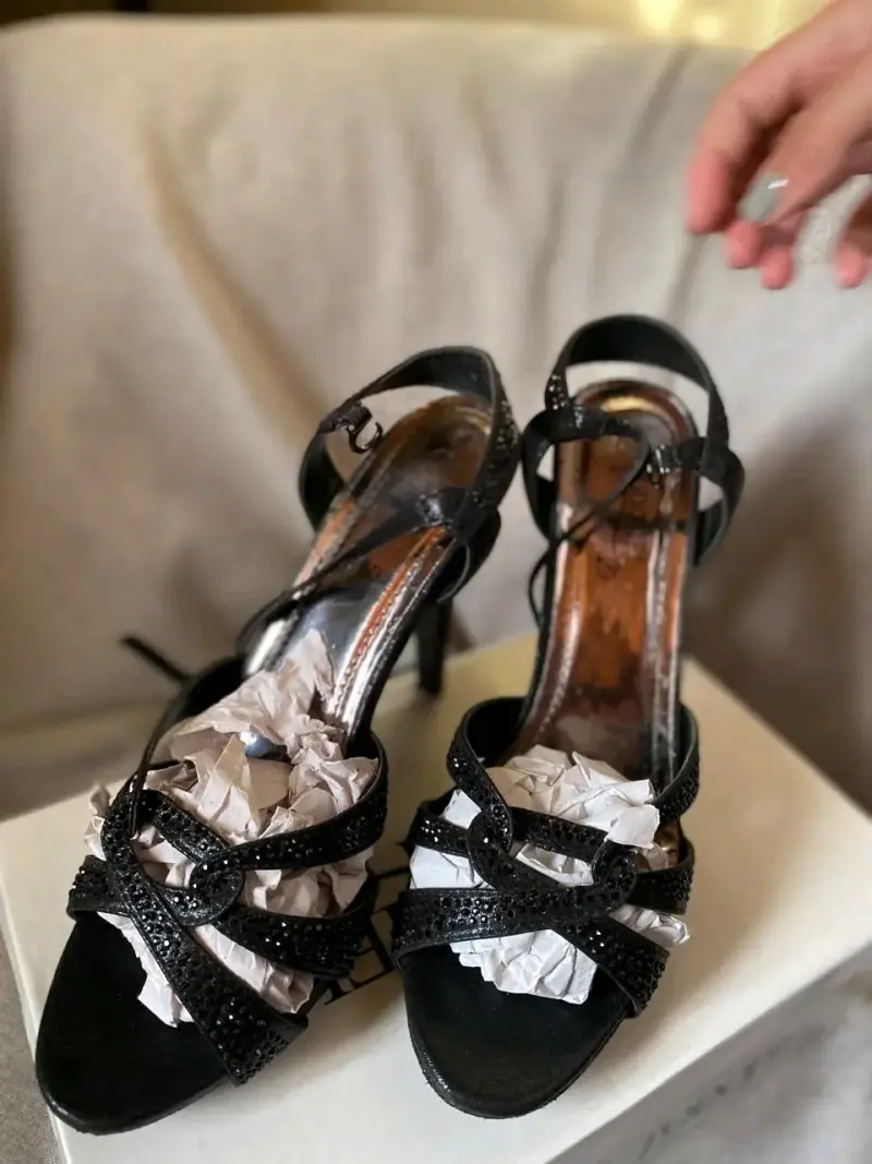 Tacones negros con detalles brillantes - 4