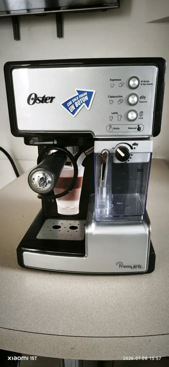 Cafetera Oster PrimaLatte Espresso y Cappuccino - 1