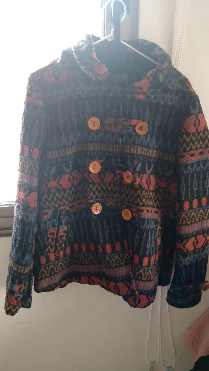 Abrigo étnico con botones de madera