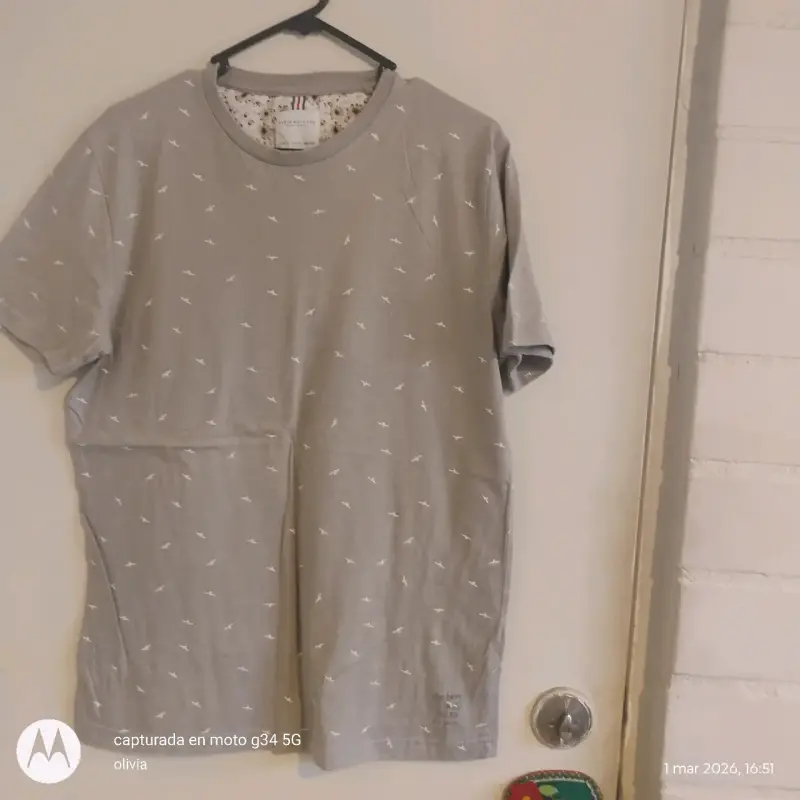 Polera gris con estampado minimalista - 1