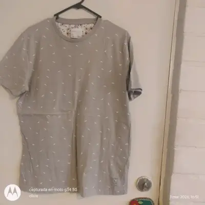 Polera gris con estampado minimalista - miniatura 1