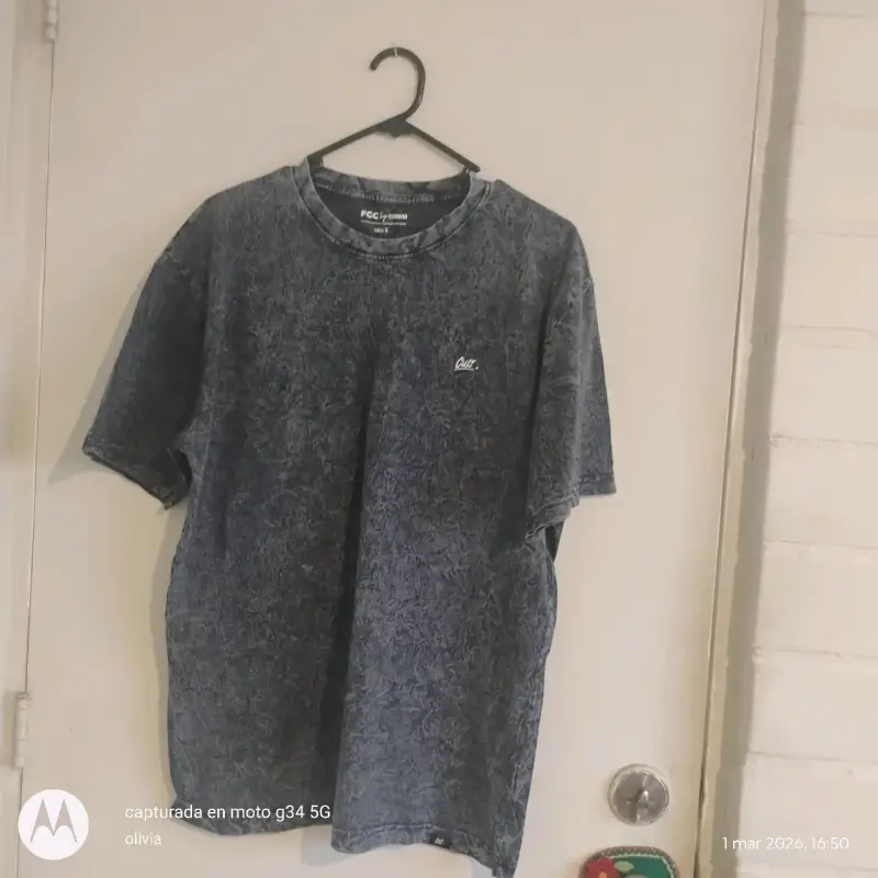Polera gris con estampado minimalista - 2