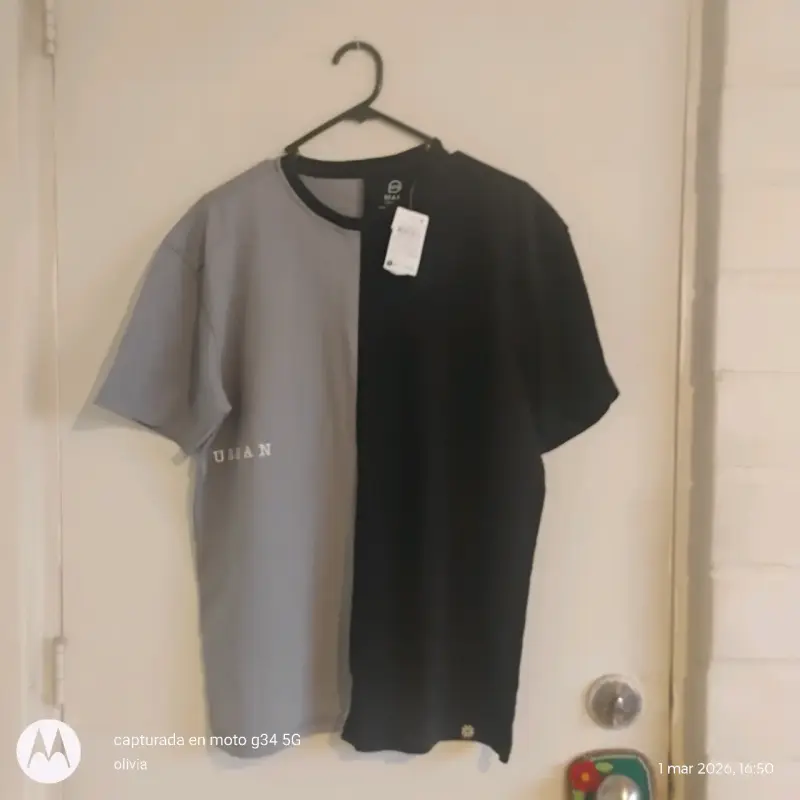 Polera gris con estampado minimalista - 5