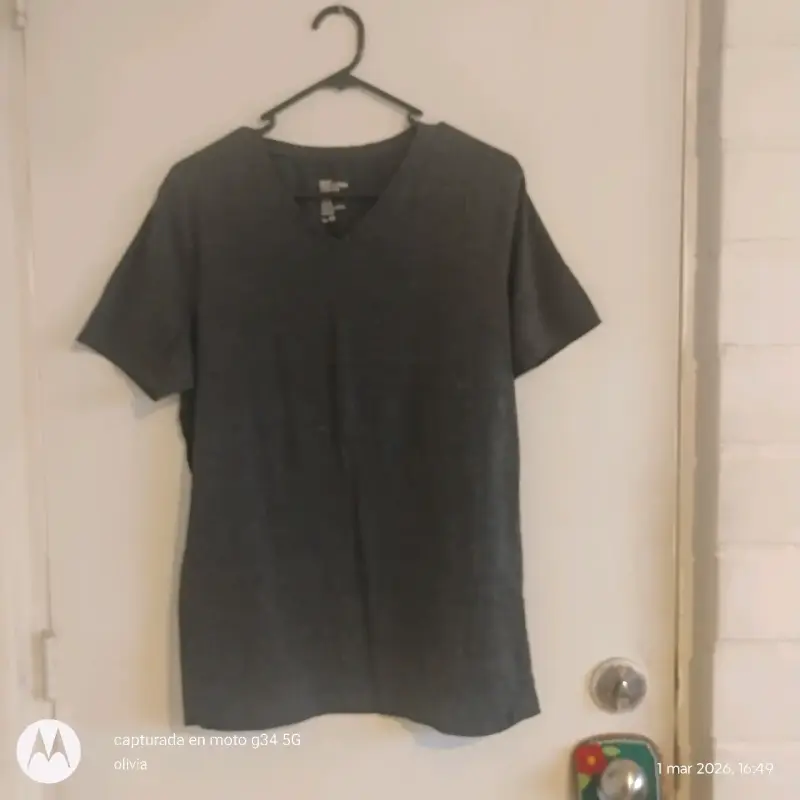Polera gris con estampado minimalista - 6