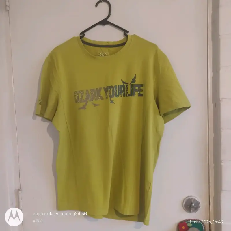 Polera azul con diseño estampado - 4