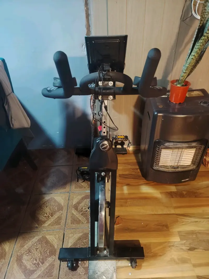 Bicicleta estática con pantalla ajustable - 1