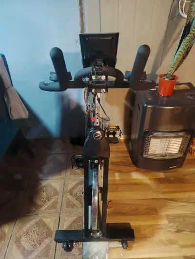 Bicicleta estática con pantalla ajustable - miniatura 1