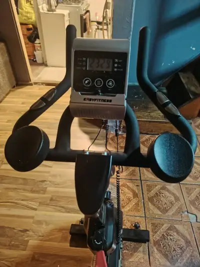 Bicicleta estática con pantalla ajustable - miniatura 3