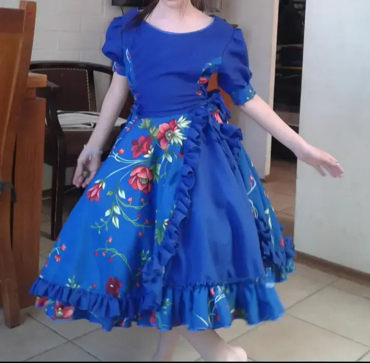 Vestido folclórico azul con flores