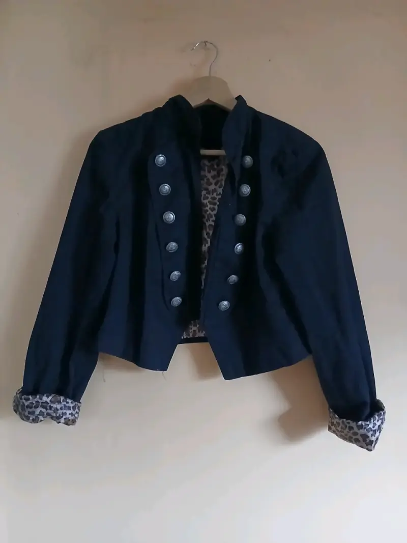 Chaqueta negra con botones decorativos - 1