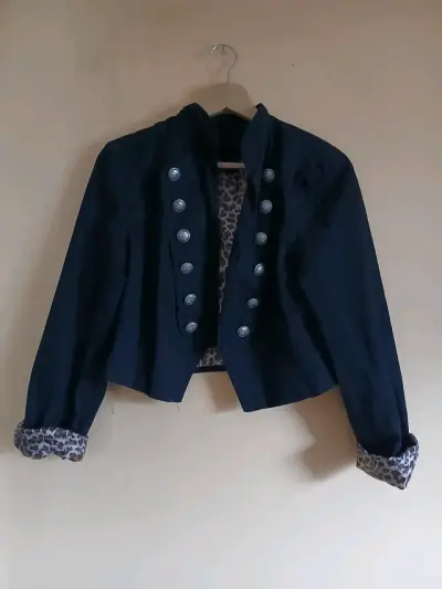 Chaqueta negra con botones decorativos - miniatura 1