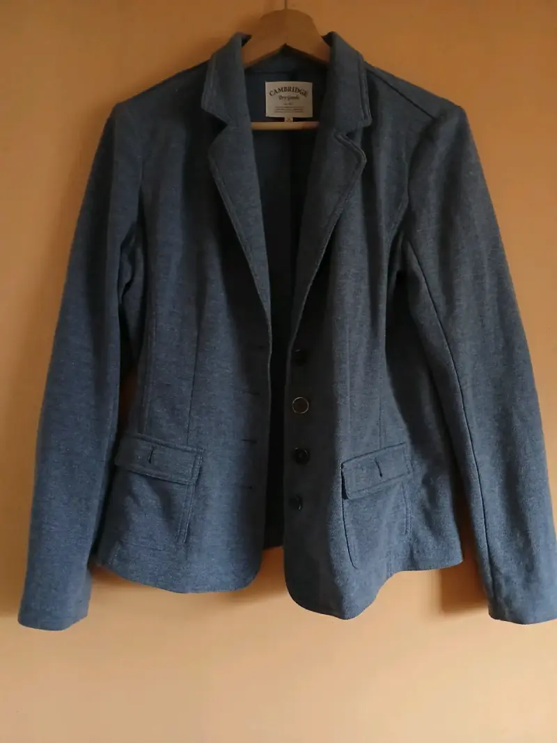 Chaqueta negra con botones decorativos - 3