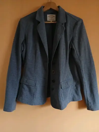 Chaqueta negra con botones decorativos - miniatura 3