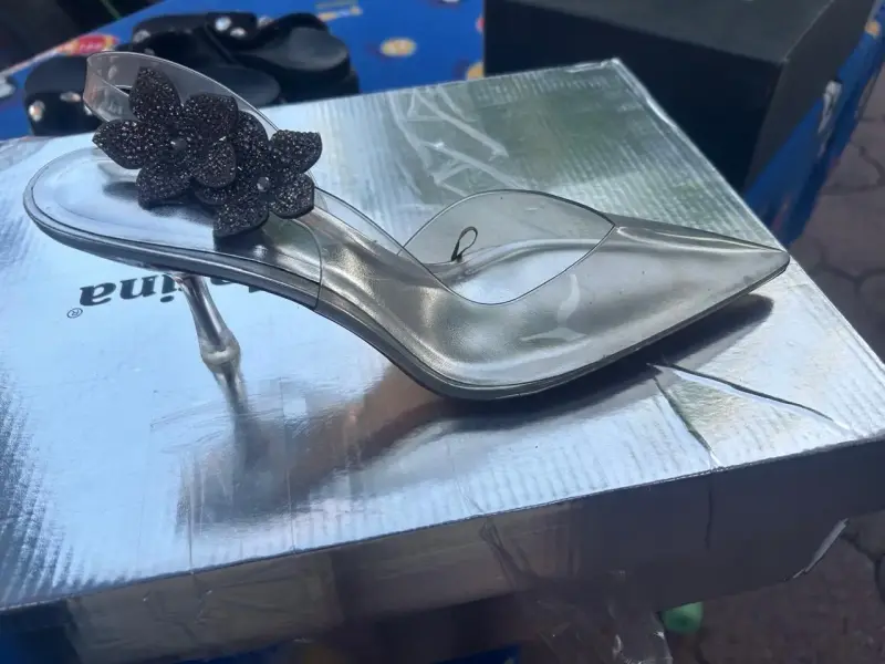 Tacones transparentes con adorno floral