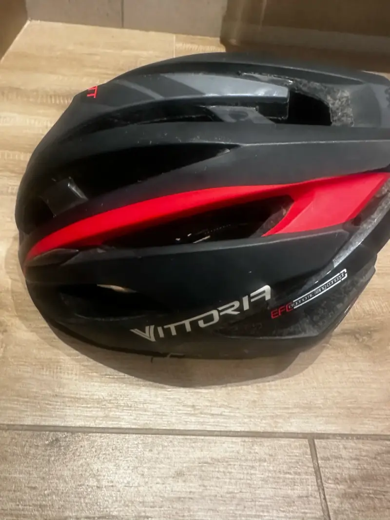 Casco de ciclismo Vittoria negro y rojo - 2