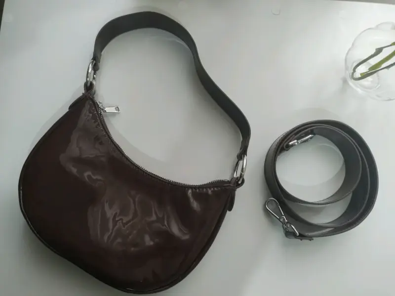 Cartera de cuero marrón con correa ajustable - 1