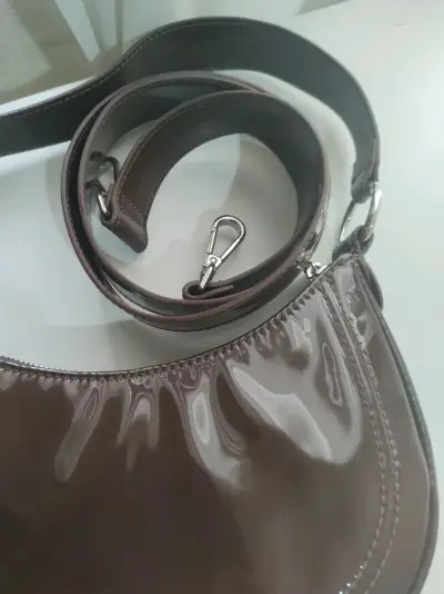 Cartera de cuero marrón con correa ajustable - miniatura 4