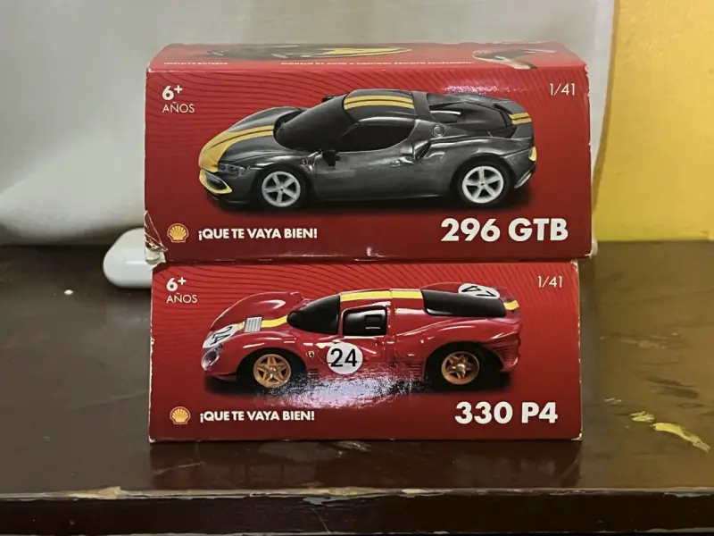 Set de autos a escala Ferrari 296 GTB y 330 P4