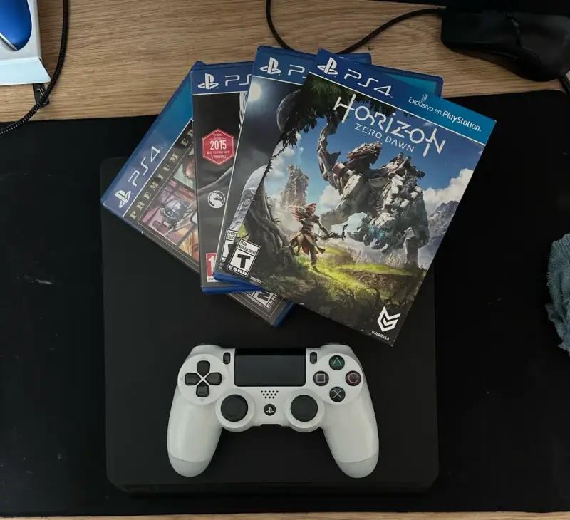 Consola PS4 con control y juegos incluidos