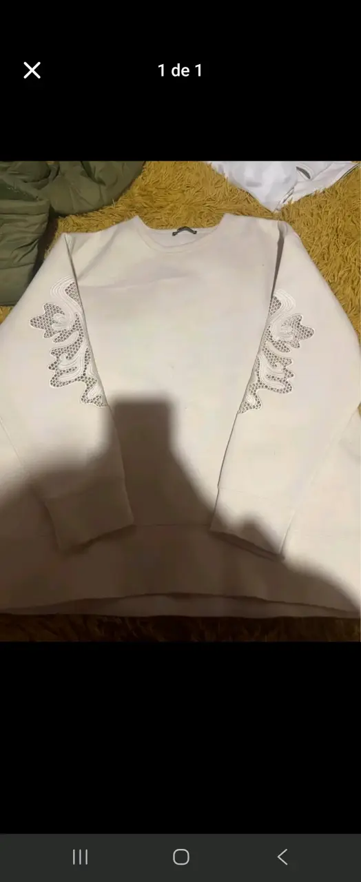Polerón blanco con detalles bordados