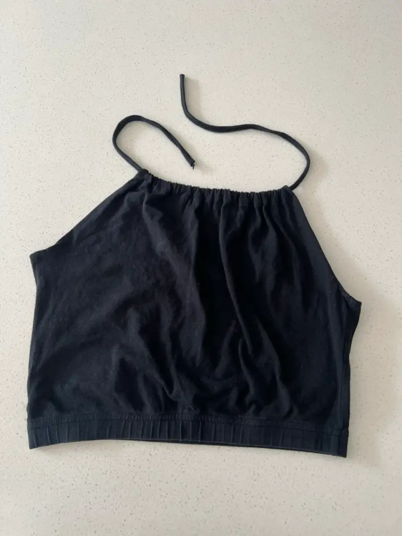 Top negro de tirantes estilo halter
