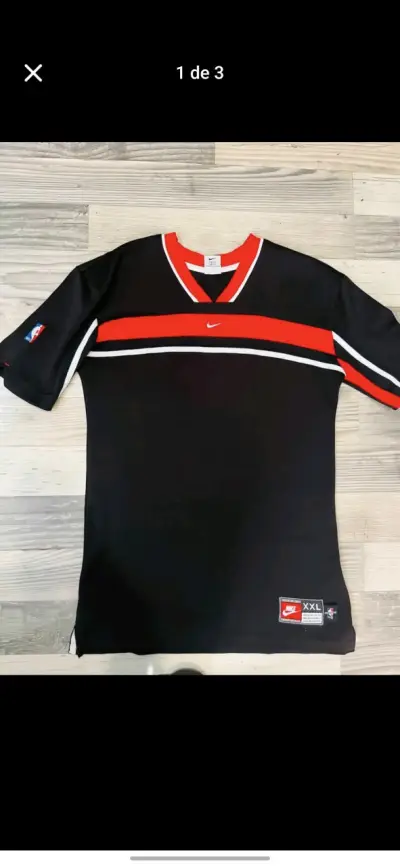 Polera Nike NBA negra con detalles rojos - miniatura 1