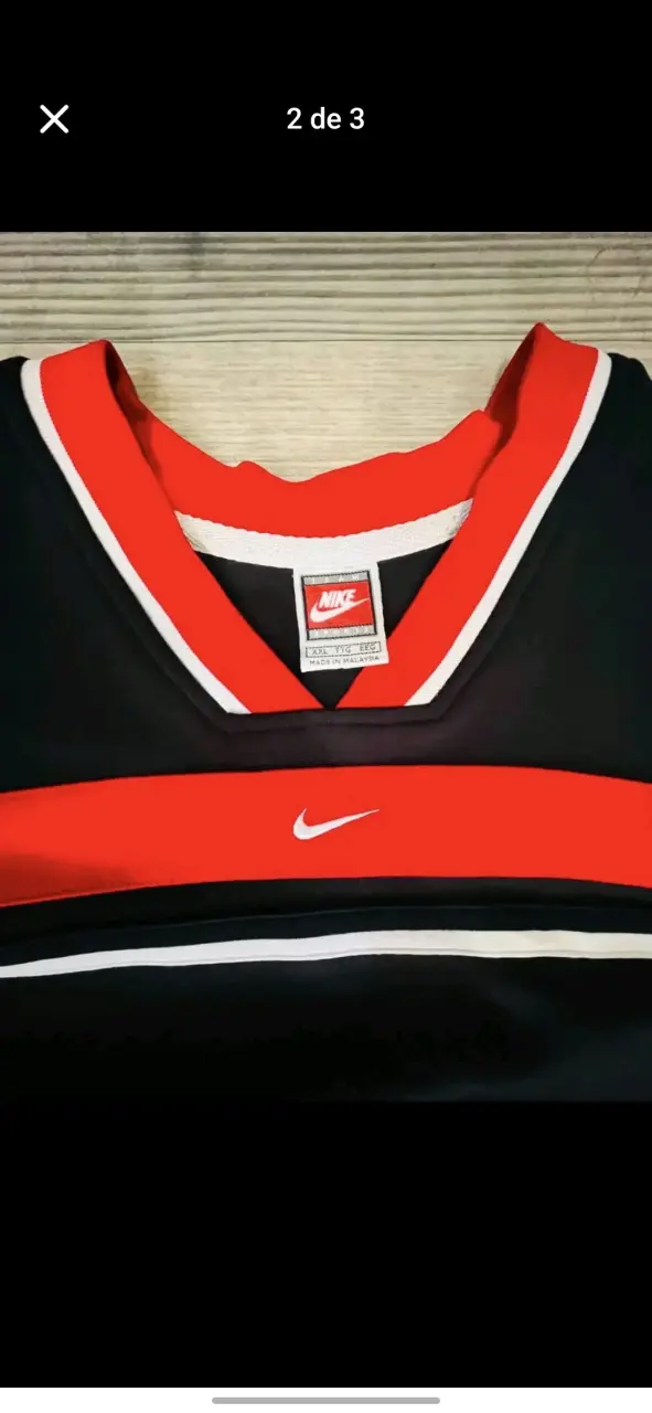 Polera Nike NBA negra con detalles rojos - 2
