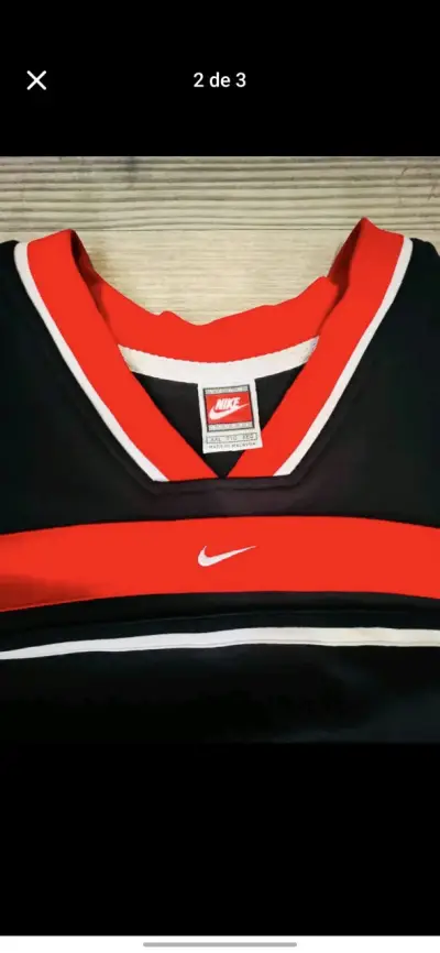 Polera Nike NBA negra con detalles rojos - miniatura 2