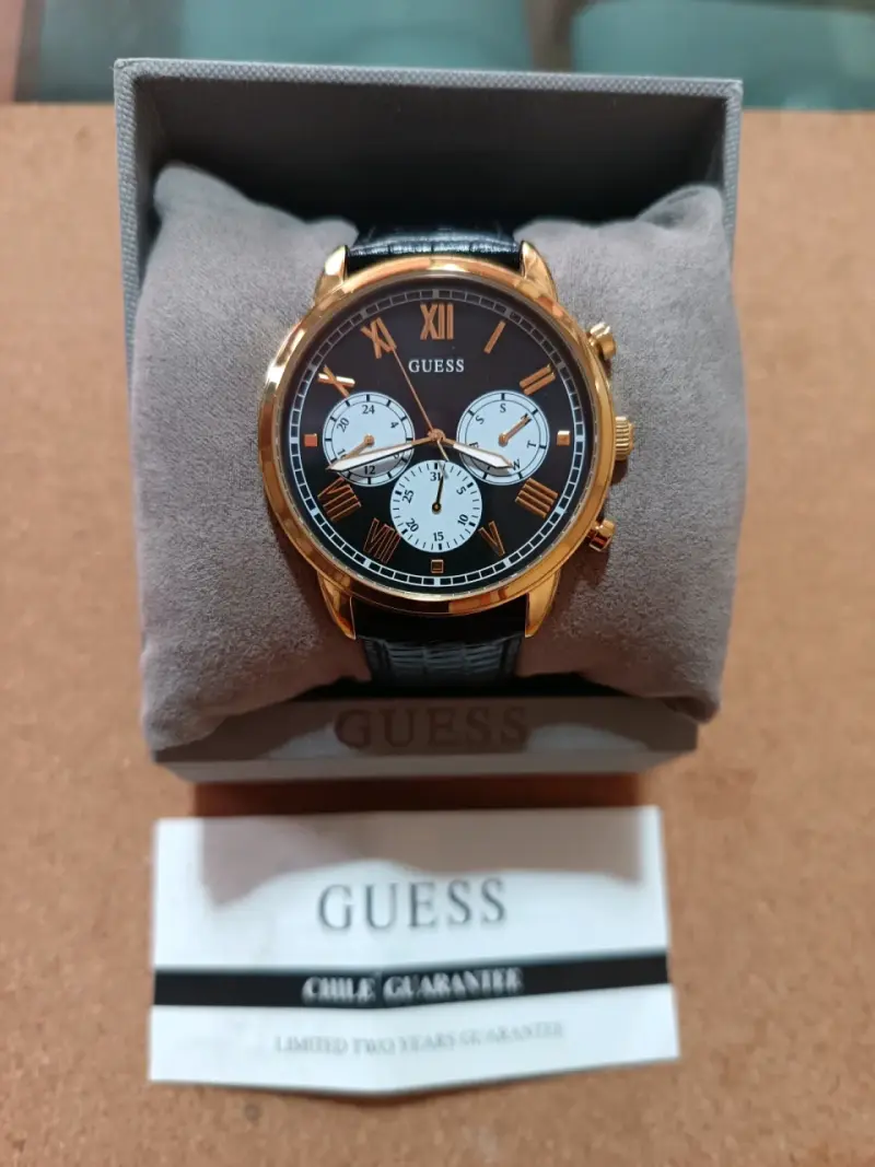 Reloj Guess dorado con correa de cuero
