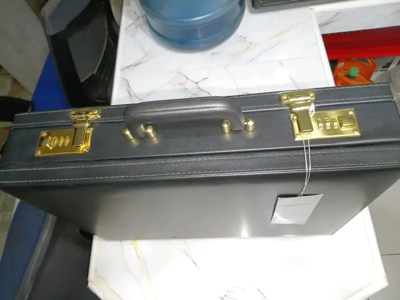 Maletín ejecutivo negro con cerradura dorada - 1