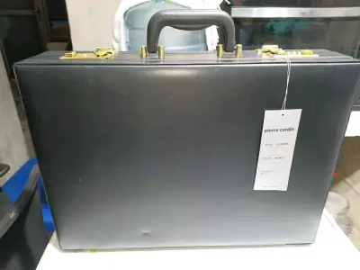 Maletín ejecutivo negro con cerradura dorada - miniatura 2