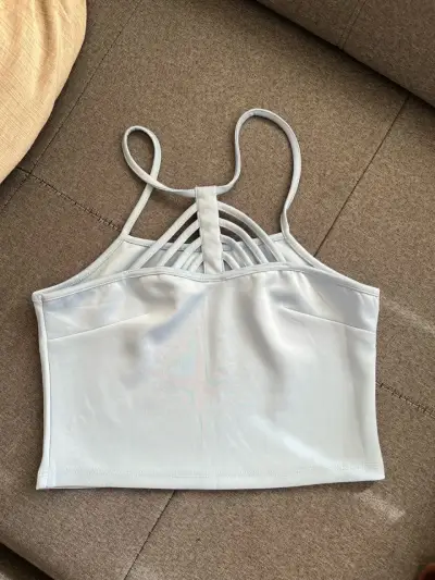 Top blanco con tirantes delgados - miniatura 2